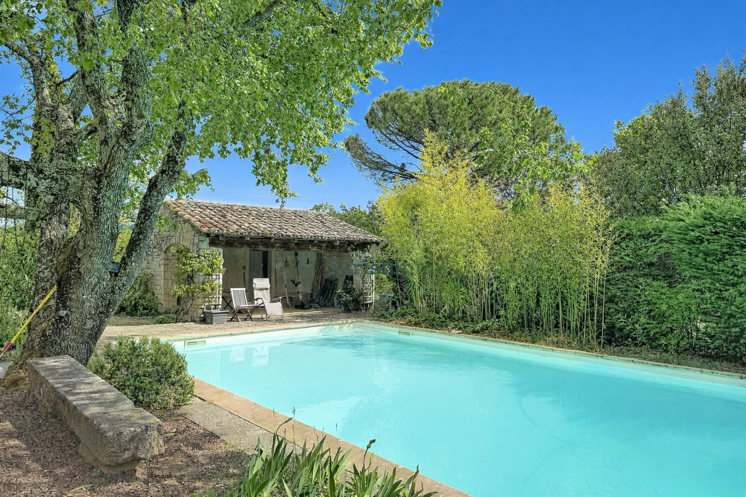 Stone property with swimming pool Stone property with swimming pool and terrace in a natural setting in Vaison-la-Romaine.