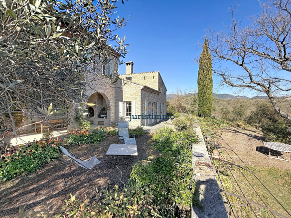 Stone property with garden in Vaison-la-Romaine, overlooking the countryside and Mont Ventoux.