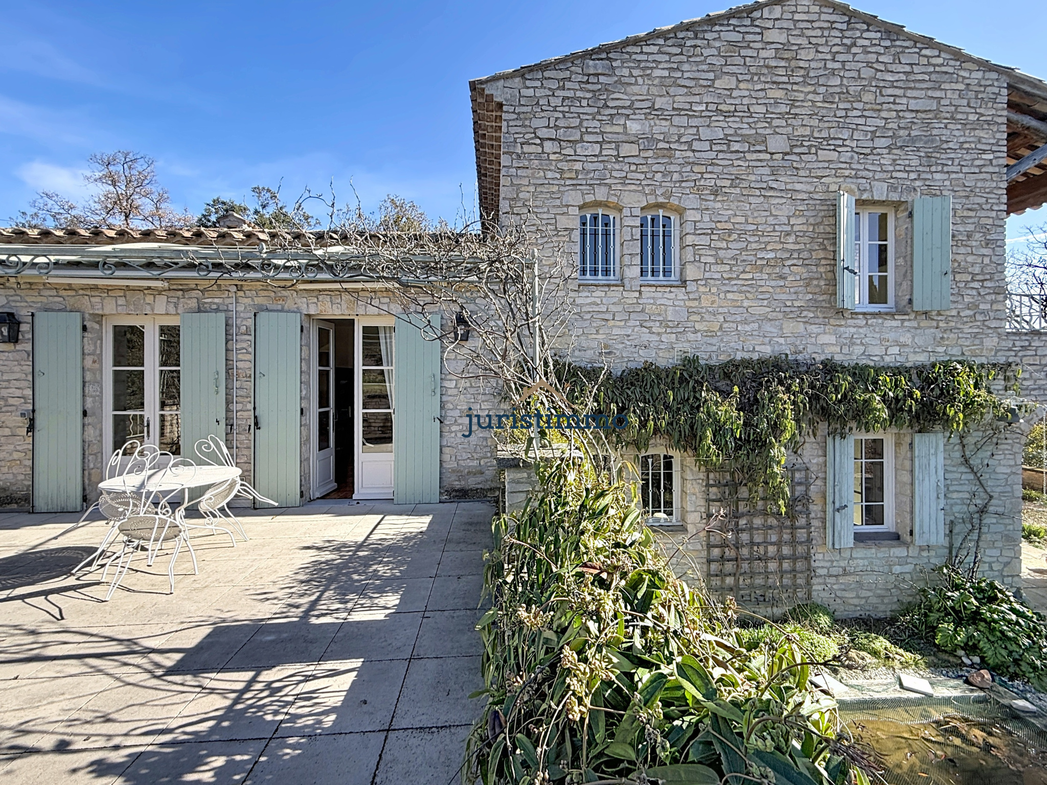 Stone property in Vaison-la-Romaine Stone property with terrace and vegetation in Vaison-la-Romaine.