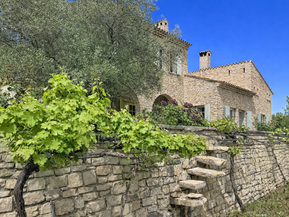 Stone property with vineyards in Vaison-la-Romaine, overlooking the countryside and Mont Ventoux.