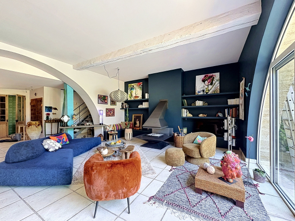 Interior of a winemaker's house in Saint-Georges-d'Orques with a modern living room and fireplace.