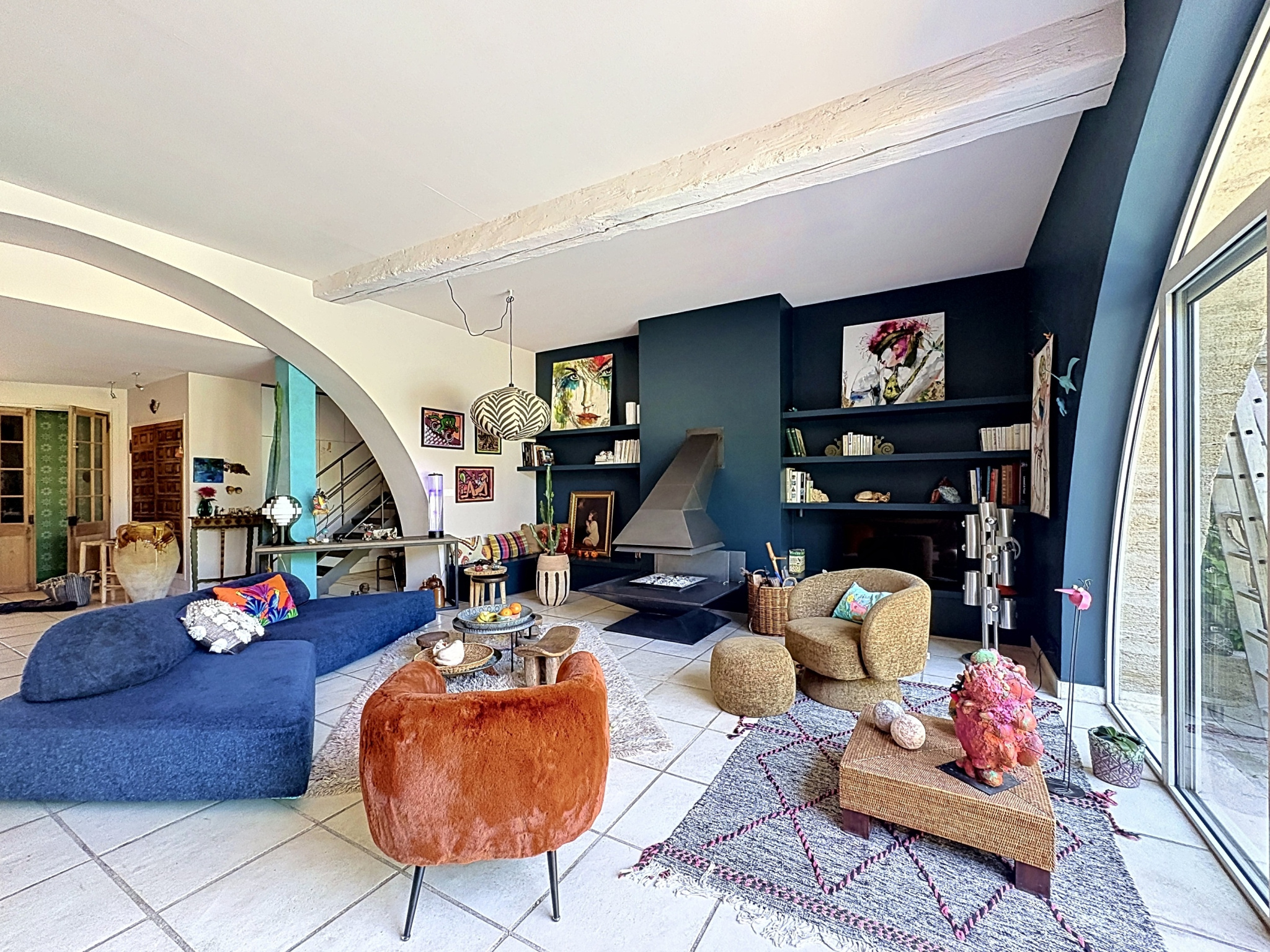 Interior of a winemaker's house in Saint-Georges-d'Orques with a modern living room and fireplace.