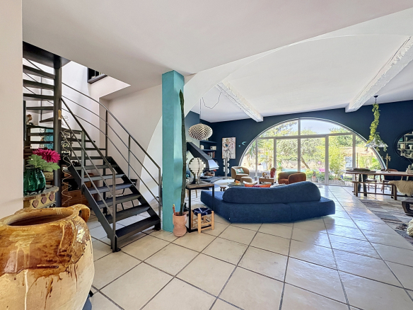Interior of a winemaker's house in Saint-Georges-d'Orques with a spacious living room and a modern staircase.