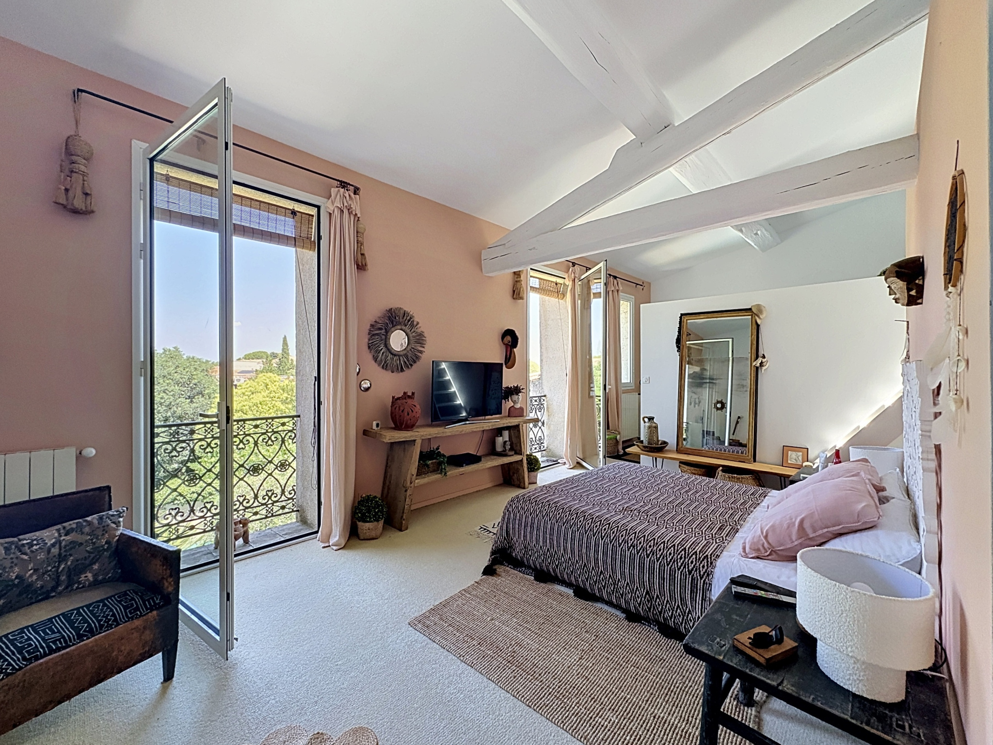 Room in a winemaker's house in Saint-Georges-d'Orques with balcony and garden view.