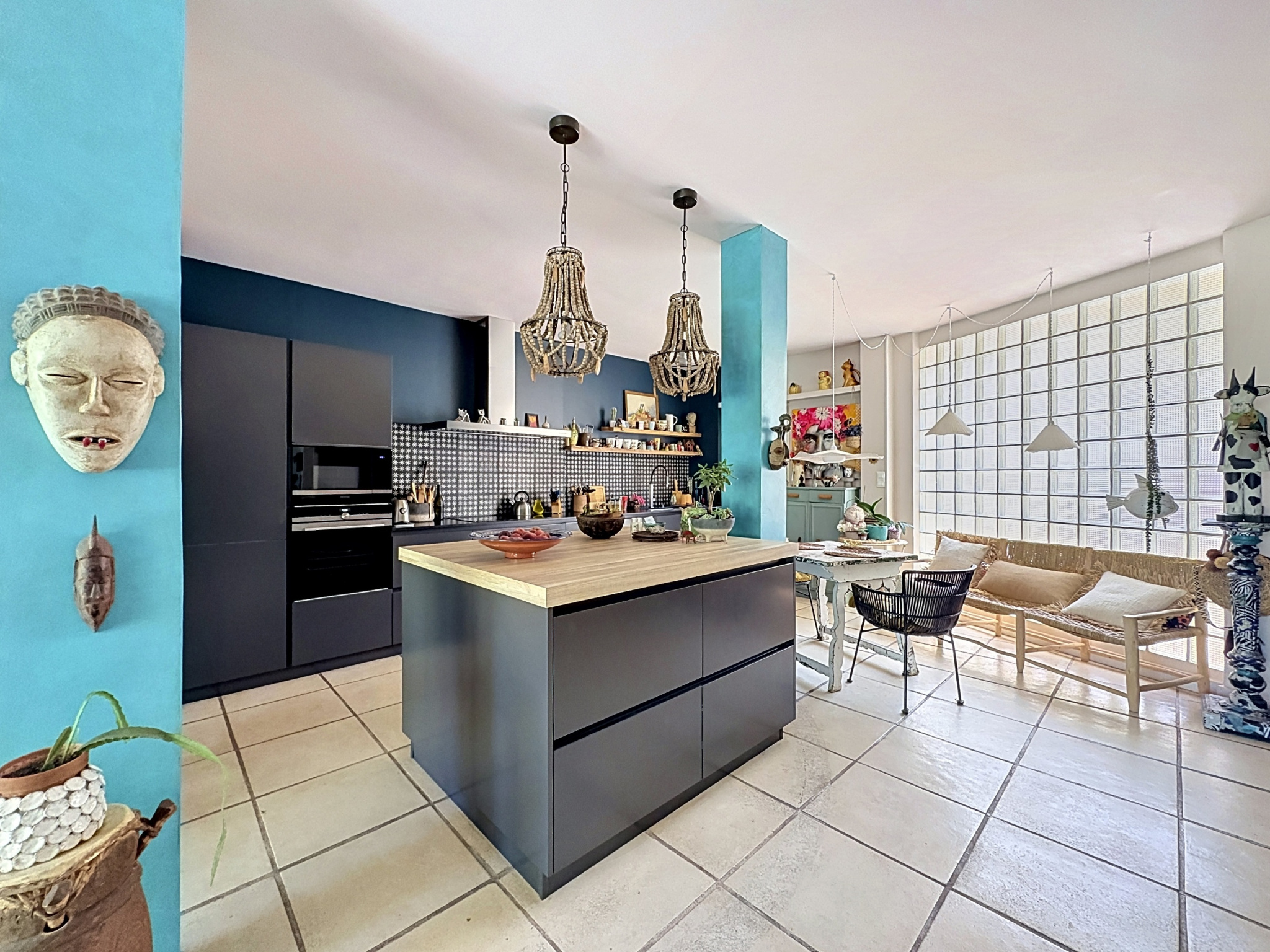 Interior of a winemaker's house in Saint-Georges-d'Orques with a modern kitchen and bright living space.