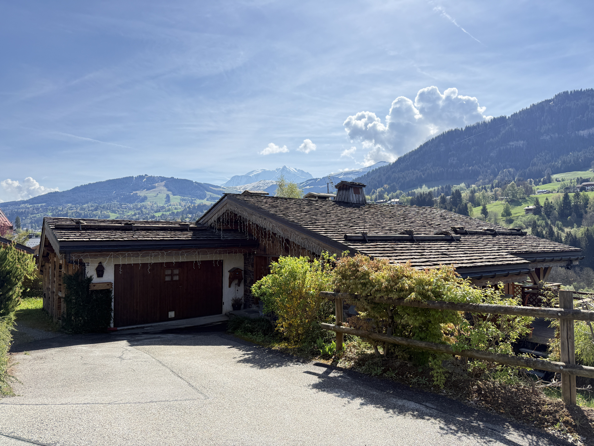 Traditional chalet in Megève, with a garden and mountain views.