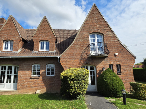 Maison de ville en briques avec jardin à Bauvin, vue extérieure