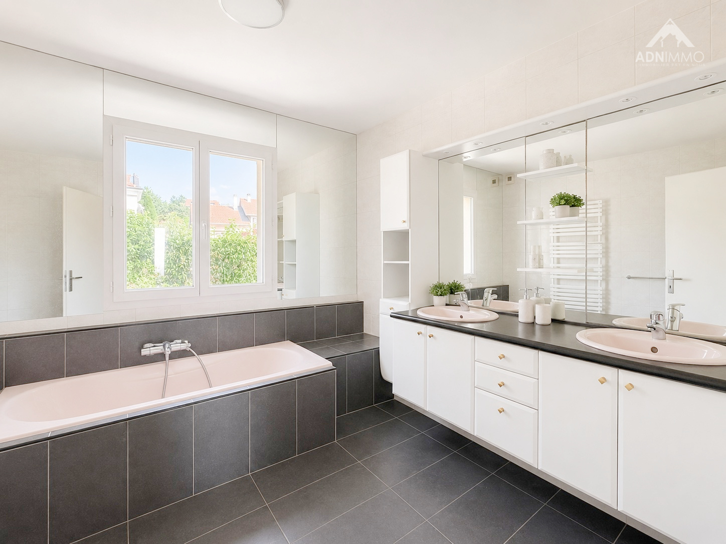 Salle de bain spacieuse Salle de bain moderne avec baignoire et double vasque dans une maison à Challex.