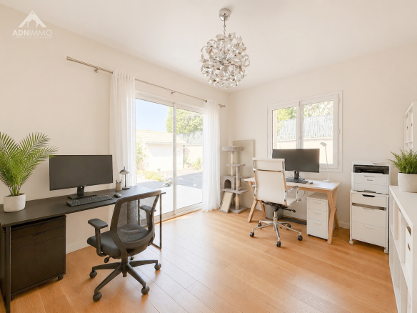 Bureau lumineux avec deux postes de travail et accès à l'extérieur, maison à Challex.