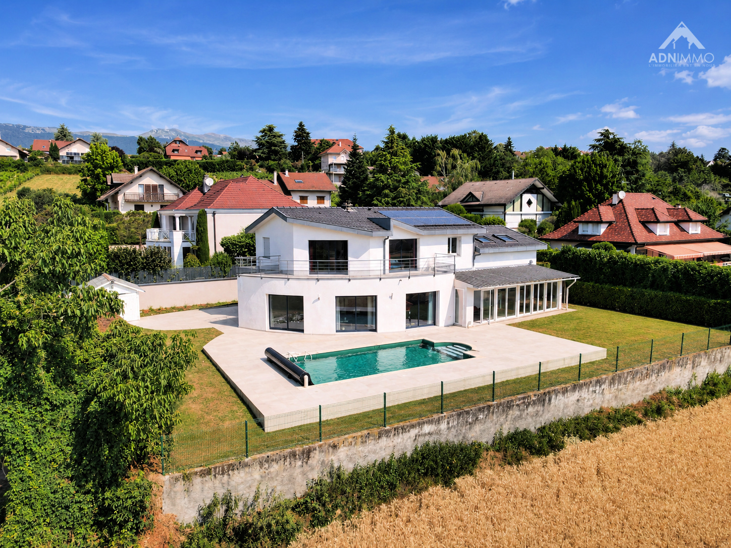 Maison moderne à Challex Maison individuelle moderne avec piscine à Challex, entourée de verdure.