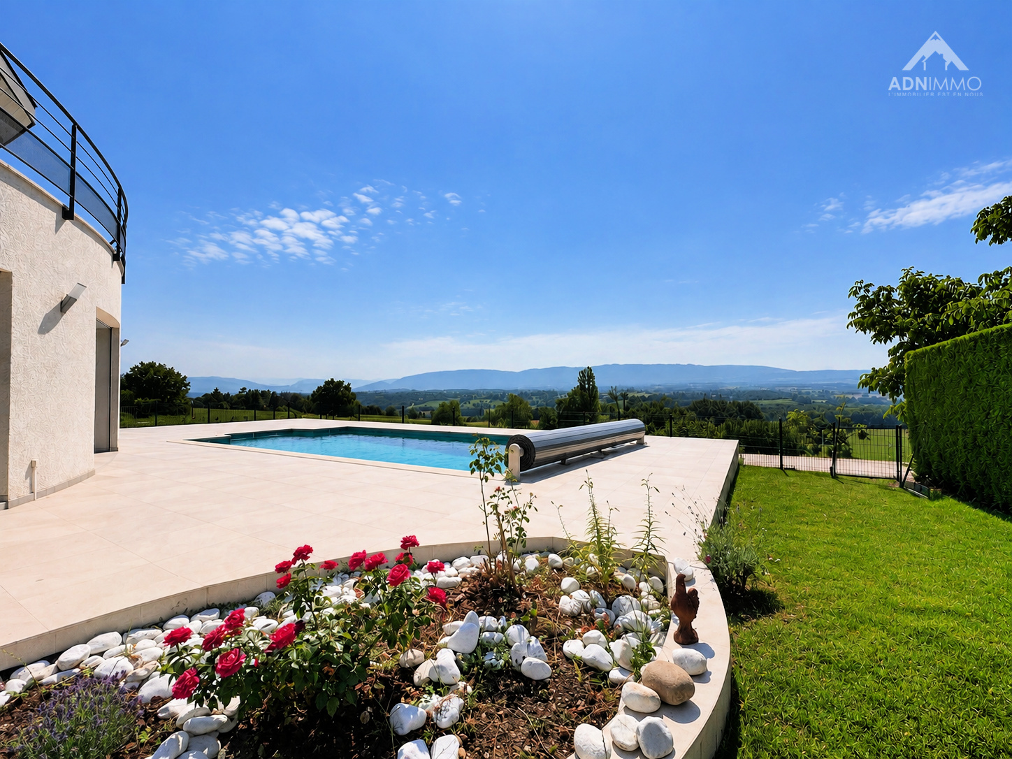 Maison avec piscine à Challex Vue extérieure d'une maison avec piscine et jardin à Challex, montagnes en arrière-plan.