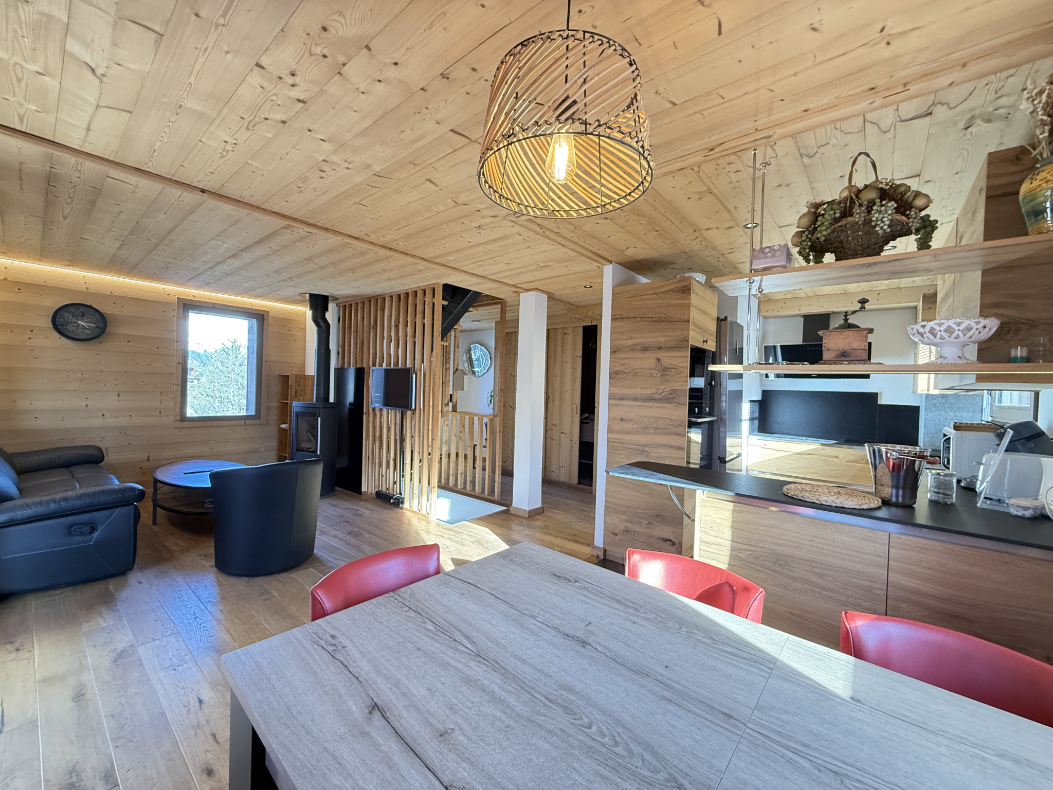 Interior of a chalet in Combloux Interior of an alpine chalet in Combloux, with a living room and a modern kitchen.
