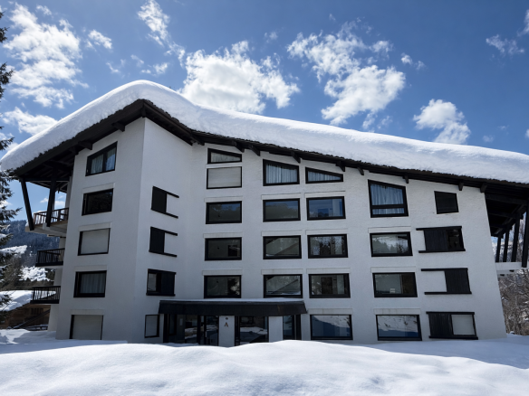 Immeuble de la copropriété Les Mandarines sur le plateau du Mont-Arbois à Megève, sous la neige.