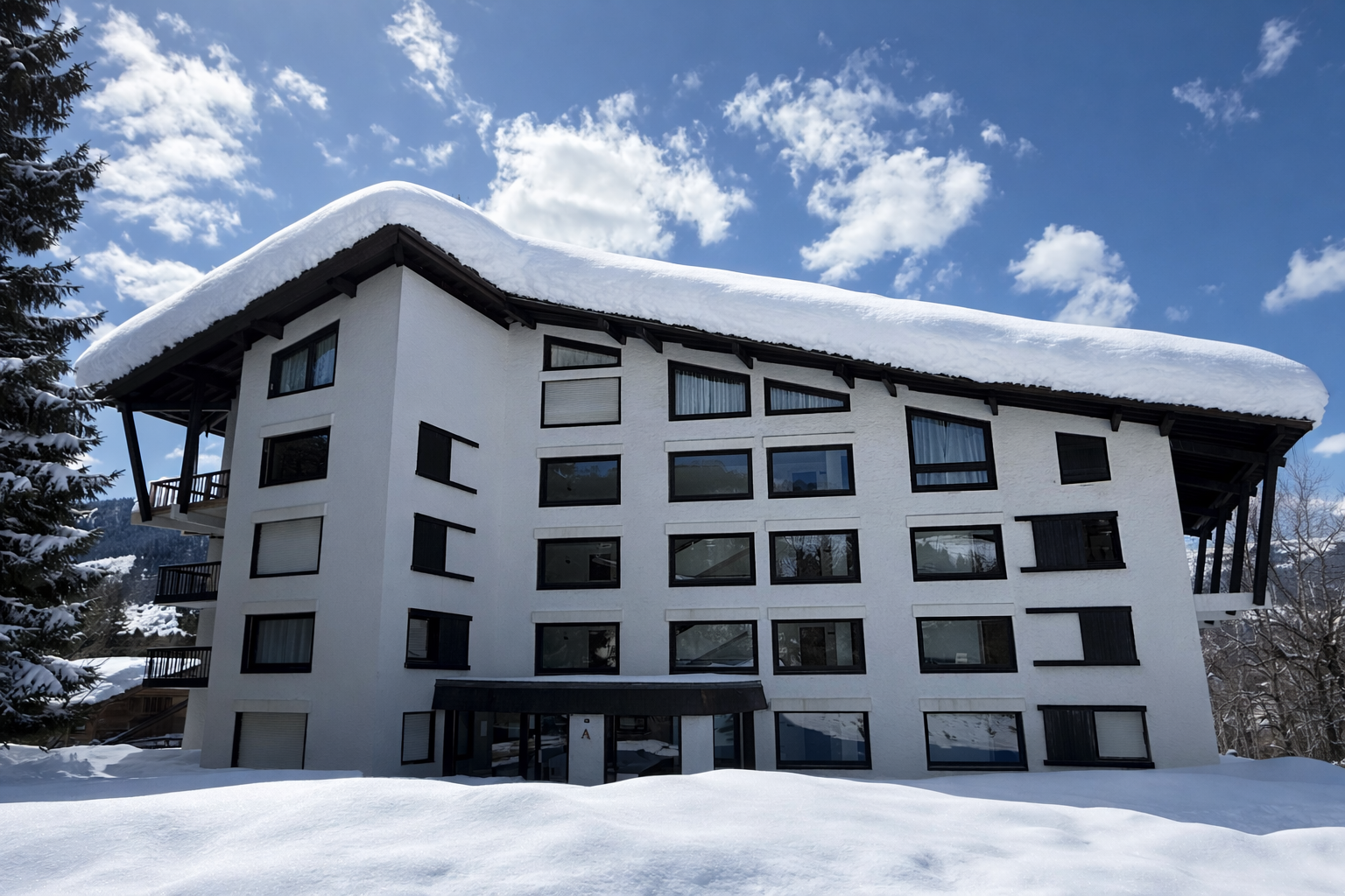 Copropriété Les Mandarines à Megève Immeuble de la copropriété Les Mandarines sur le plateau du Mont-Arbois à Megève, sous la neige.