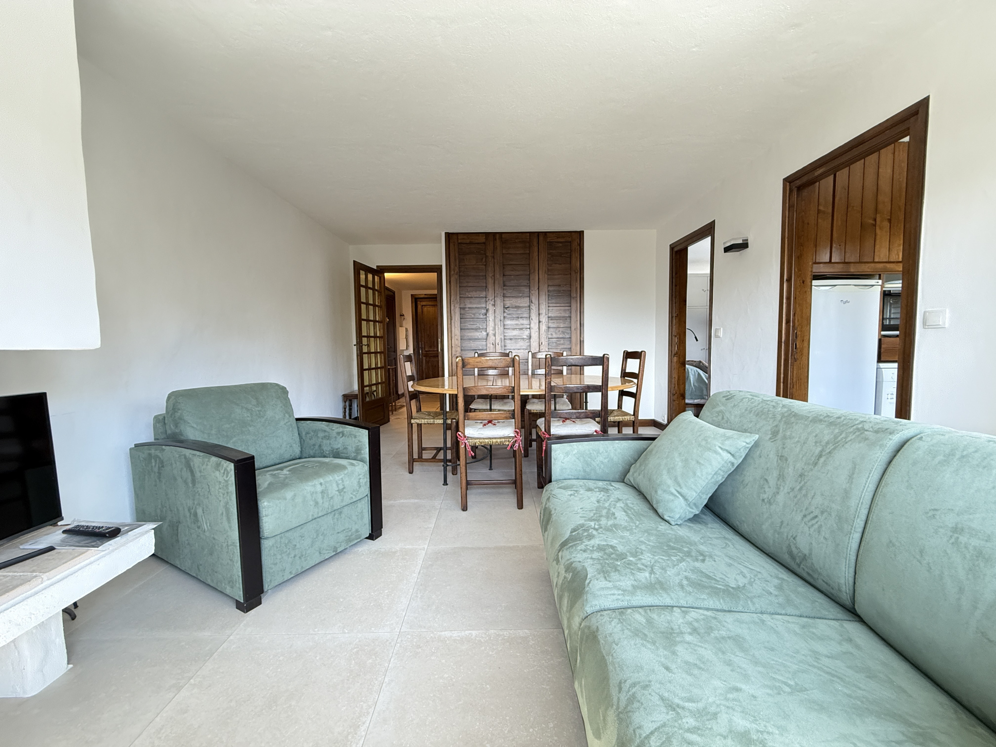 Intérieur de l’appartement Les Mandarines Intérieur d'un appartement dans la copropriété Les Mandarines à Megève, avec salon et salle à manger.