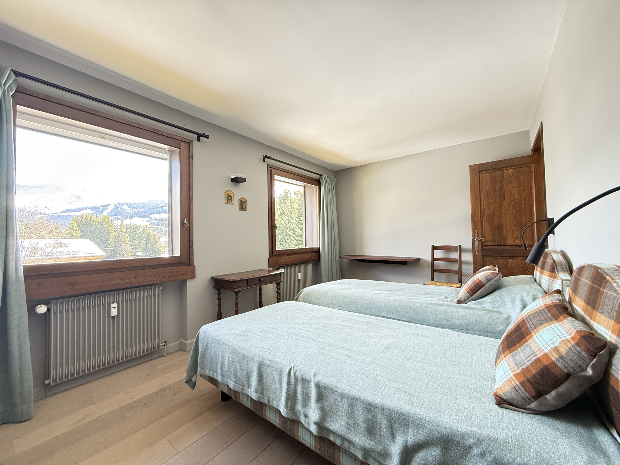 Chambre à Les Mandarines, Megève Chambre d'une copropriété avec lits jumeaux et vue sur la montagne à Megève.