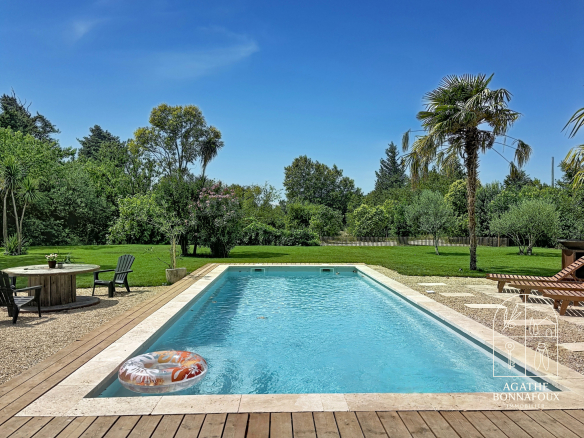Swimming pool surrounded by greenery in a renovated Provençal farmhouse in Châteaurenard.