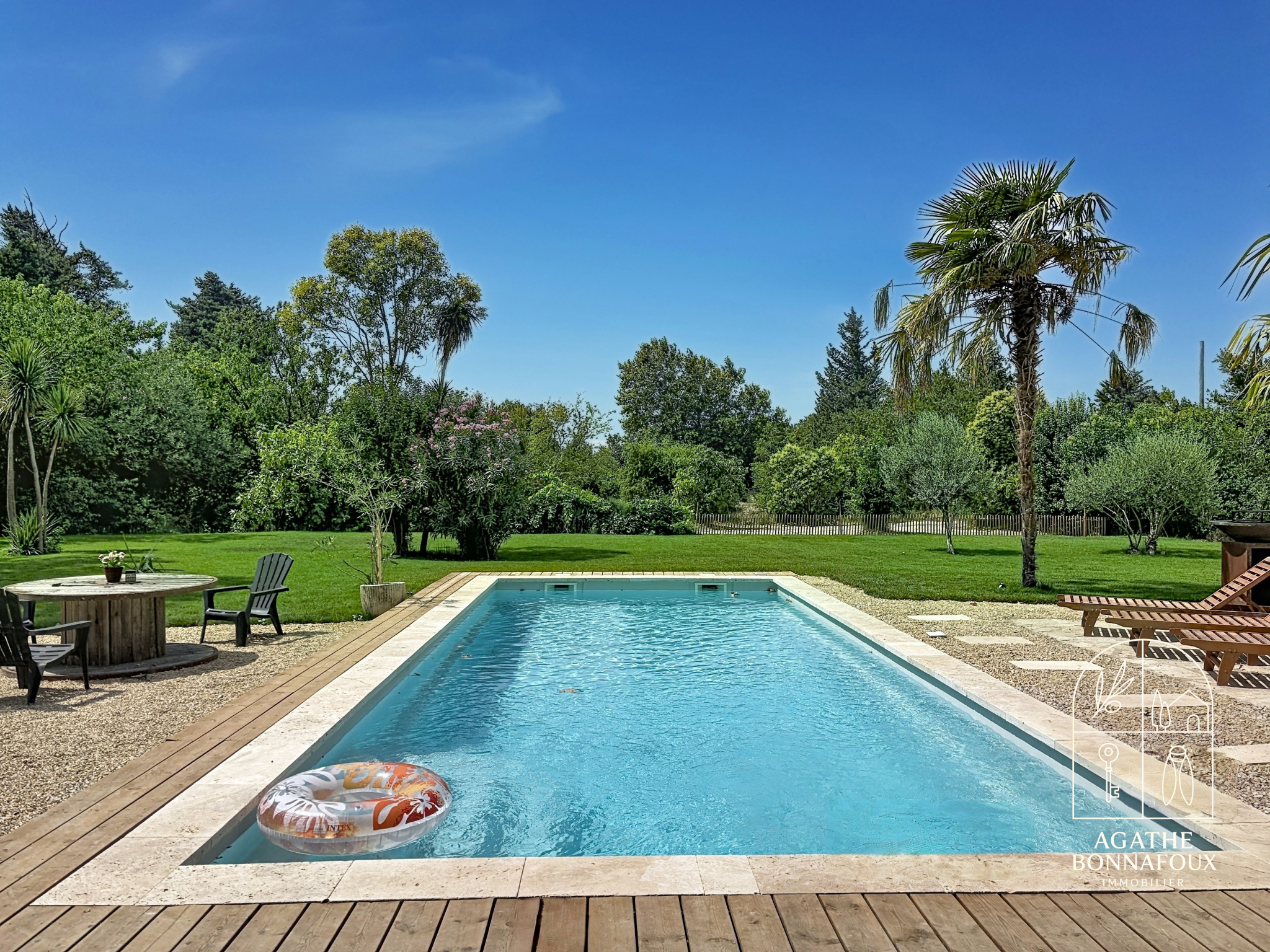 Swimming pool surrounded by greenery in a renovated Provençal farmhouse in Châteaurenard.