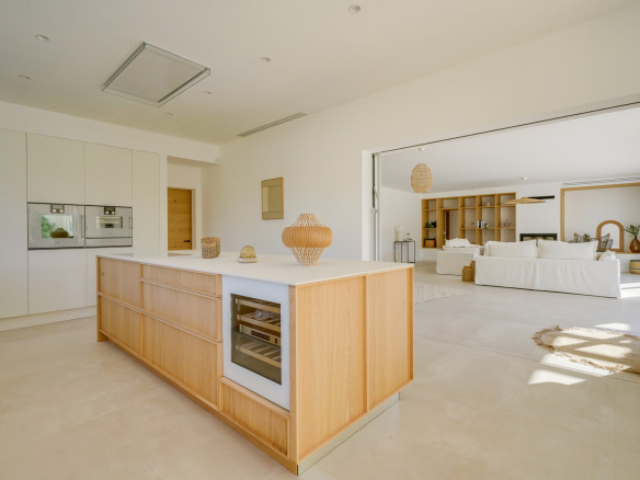 Intérieur moderne d'une maison avec cuisine ouverte et salon lumineux.