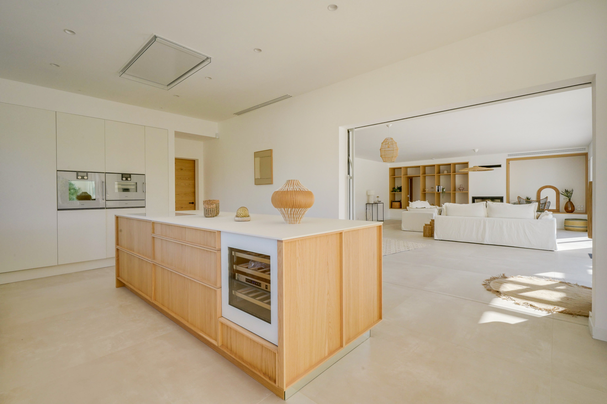 Intérieur d’une maison rénovée à Urrugne Intérieur moderne d'une maison avec cuisine ouverte et salon lumineux.