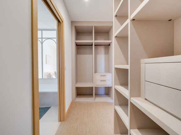 Intérieur d'une maison avec un espace de rangement et des étagères.