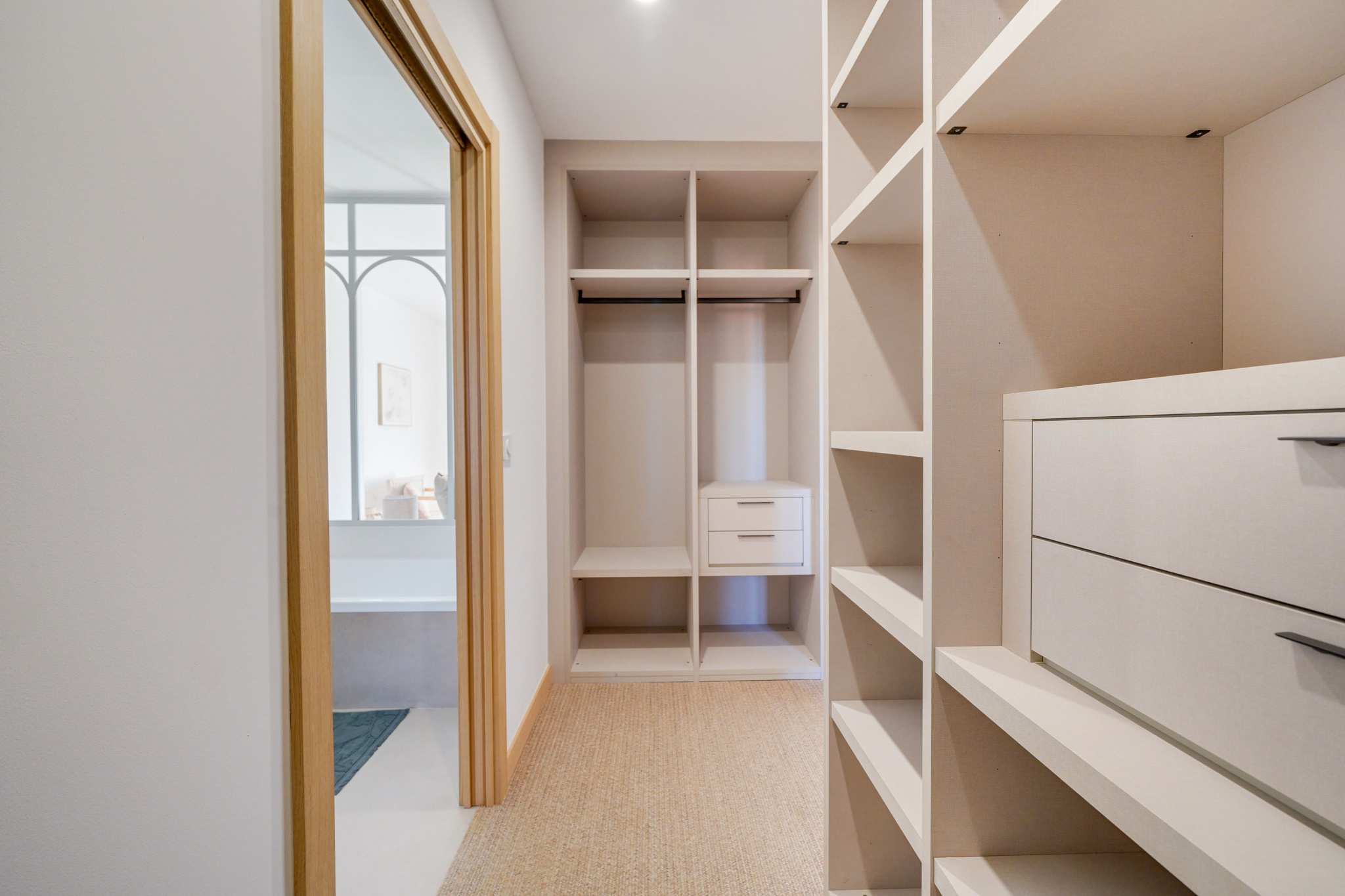 Espace de rangement dans une maison rénovée Intérieur d'une maison avec un espace de rangement et des étagères.