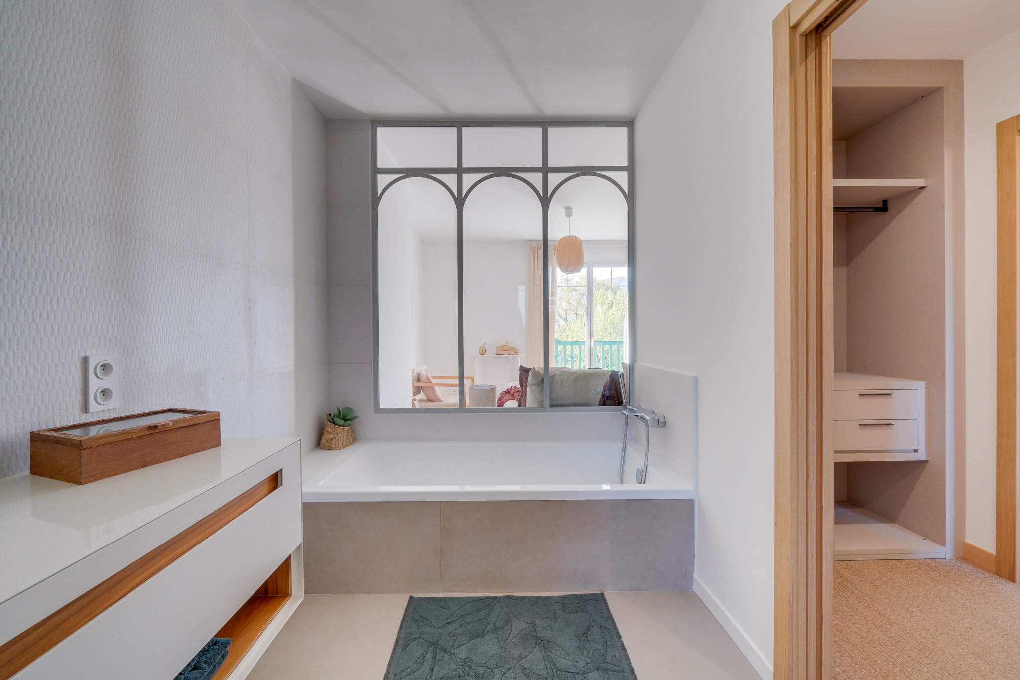 Salle de bain rénovée Salle de bain moderne avec baignoire et rangement, maison à Urrugne