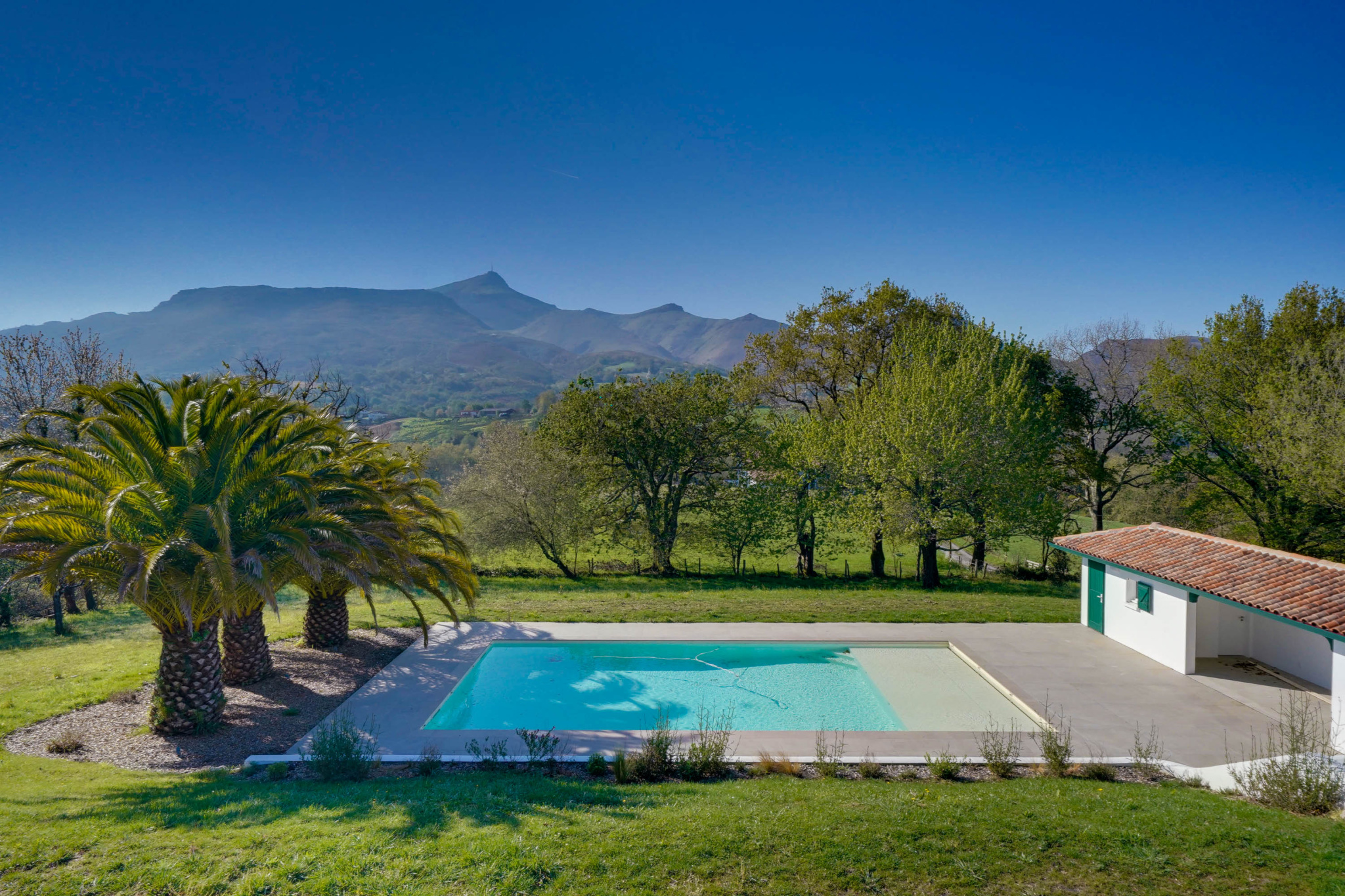 Maison avec piscine à Urrugne Maison avec piscine et vue sur les montagnes, entourée de verdure à Urrugne.
