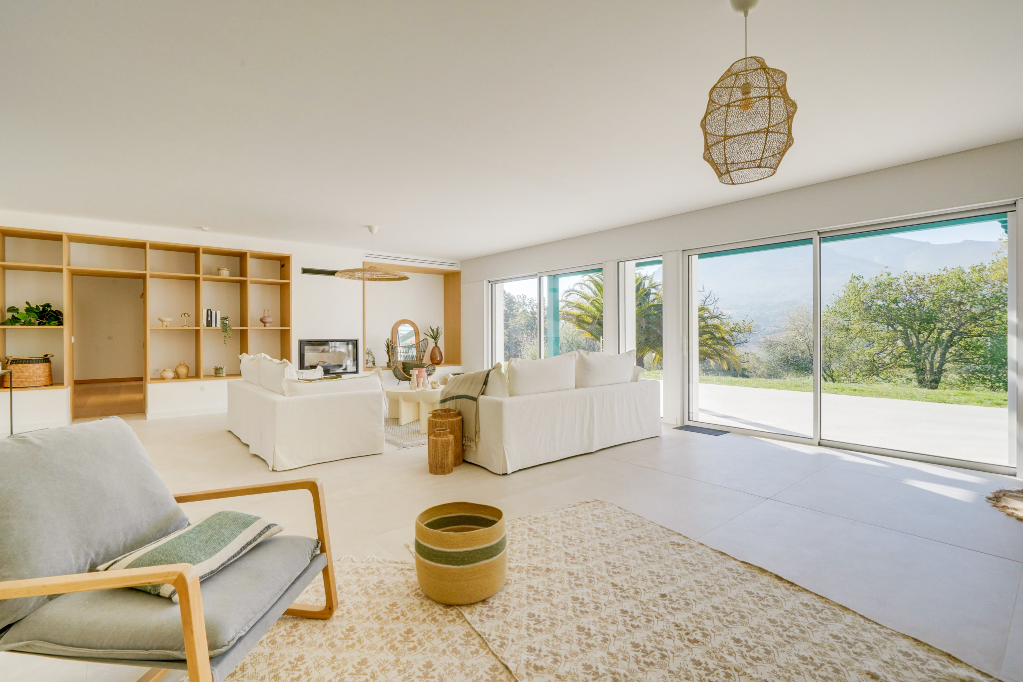 Salon moderne et lumineux Intérieur d'une maison moderne avec salon lumineux et vue sur la nature.