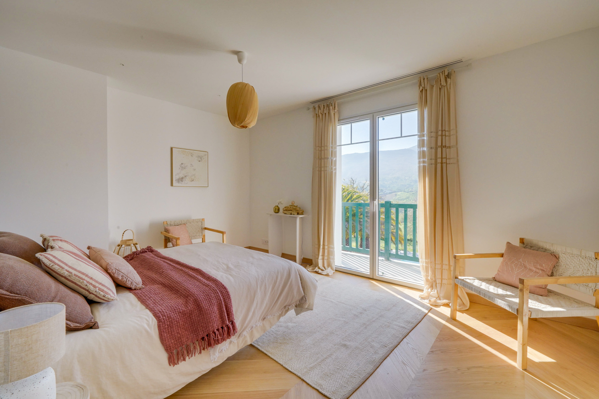 Chambre spacieuse avec vue Chambre lumineuse avec lit double et accès à un balcon, vue sur la montagne.