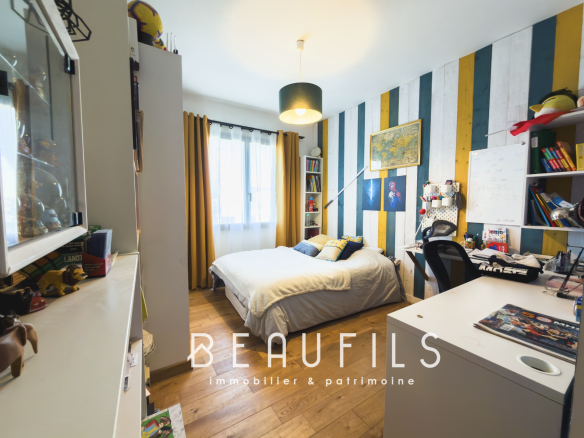 Bedroom in a family villa in Frontignan with colorful decor and desk.
