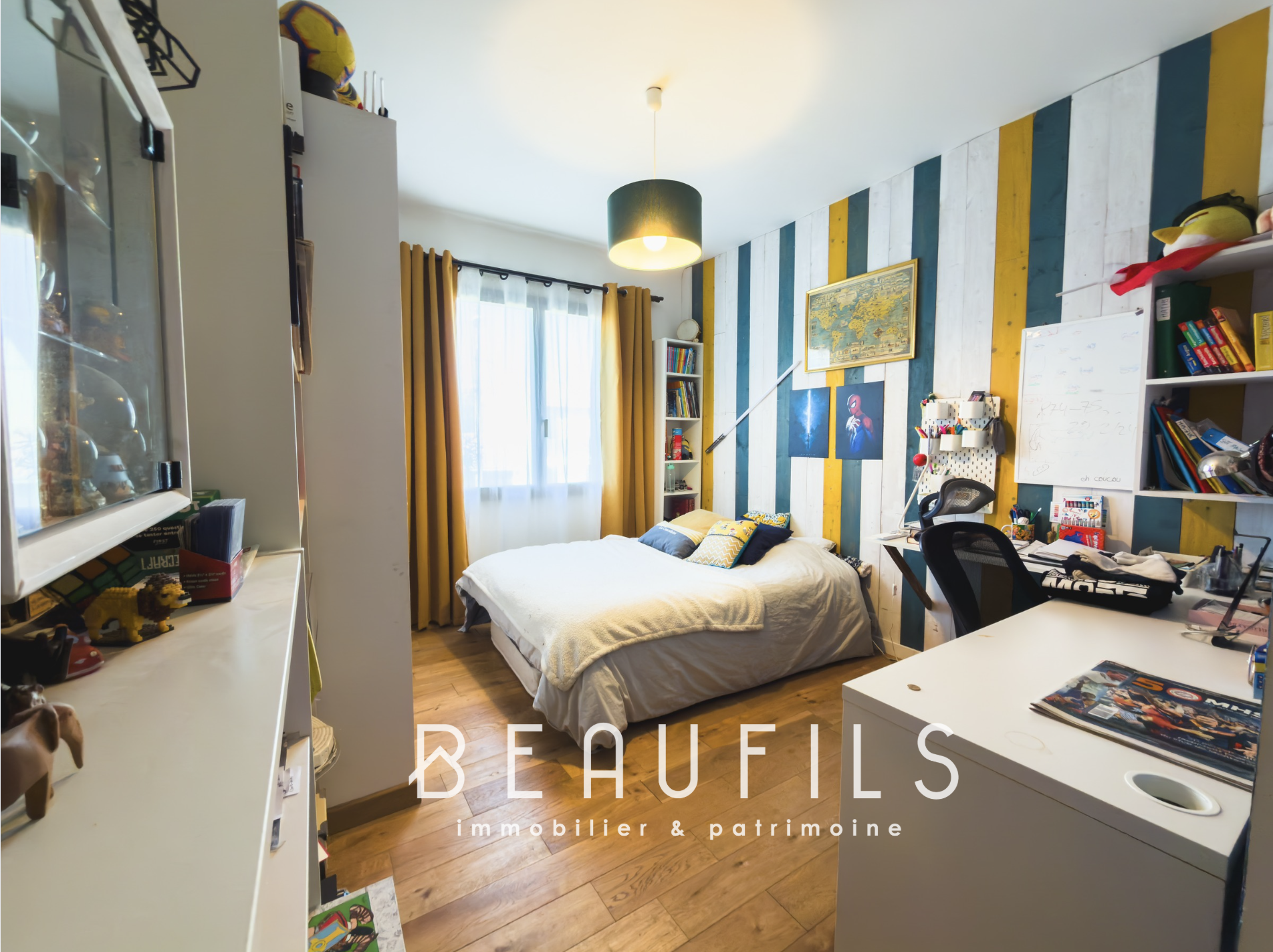 Bedroom in a family villa in Frontignan with colorful decor and desk.