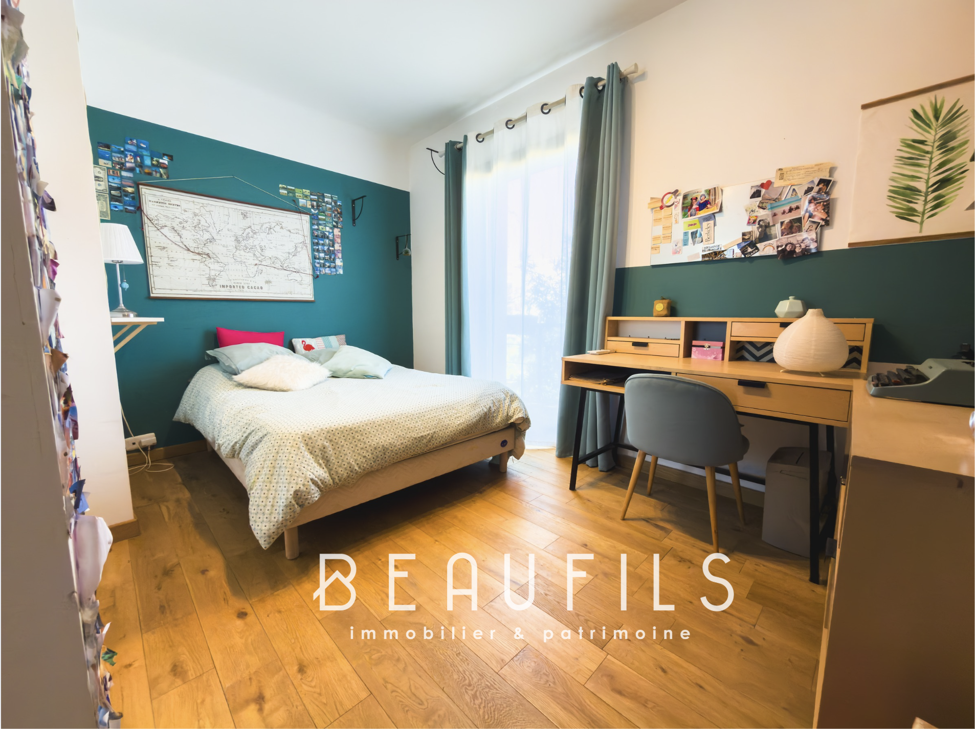 Room in a family villa in Frontignan with bed, desk and modern decor.