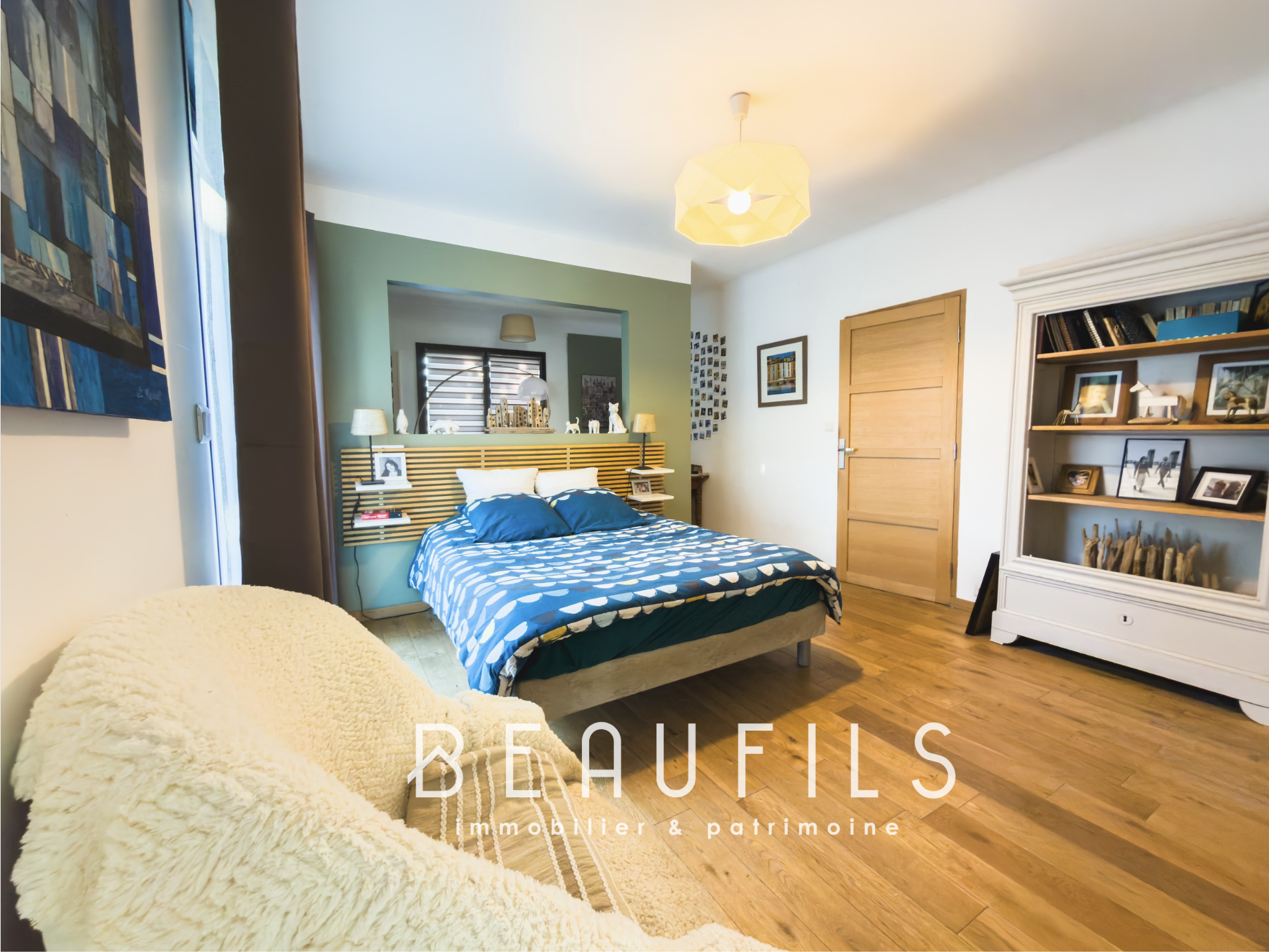 Room in a family villa in Frontignan with double bed and modern decor.