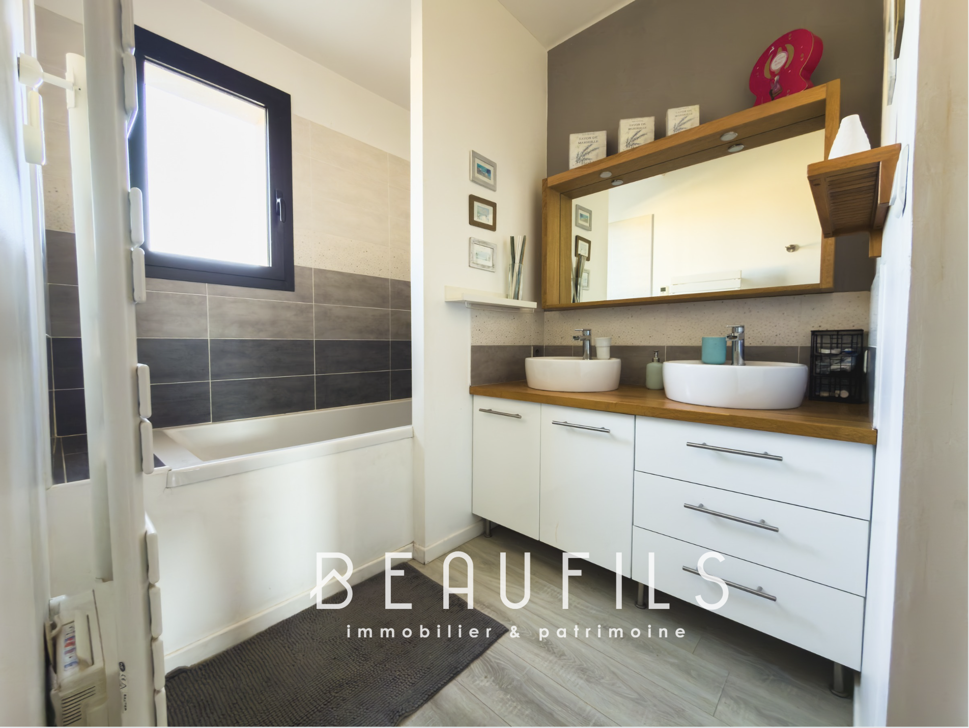Modern bathroom with bathtub and double sink in a villa in Frontignan.