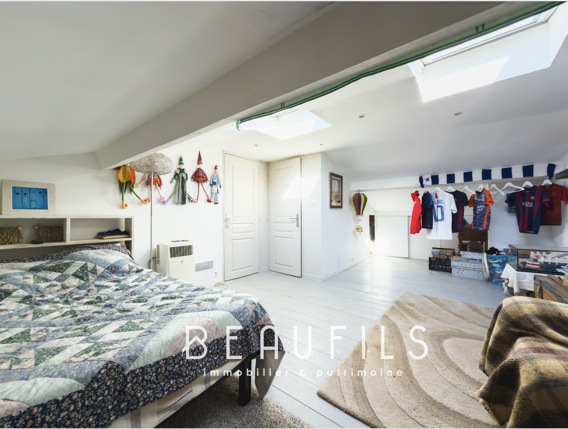 Room in a family villa with independent studio in Frontignan, simple and bright decor.