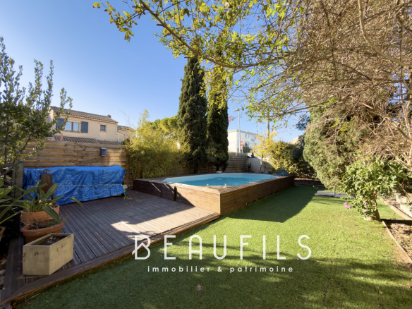 Family villa with swimming pool and garden in Frontignan, France.