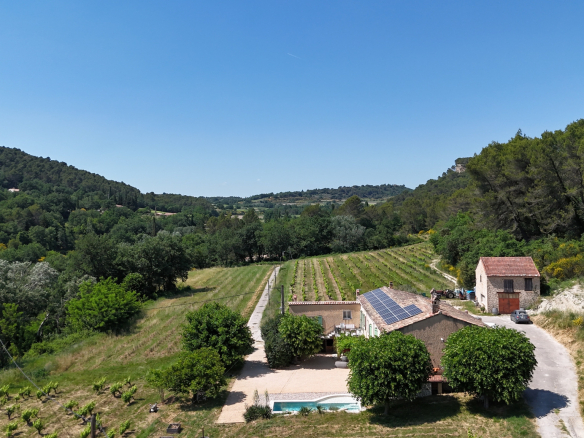 Aerial view of a property with a gîte, bed and breakfast and swimming pool surrounded by vineyards in Faucon.