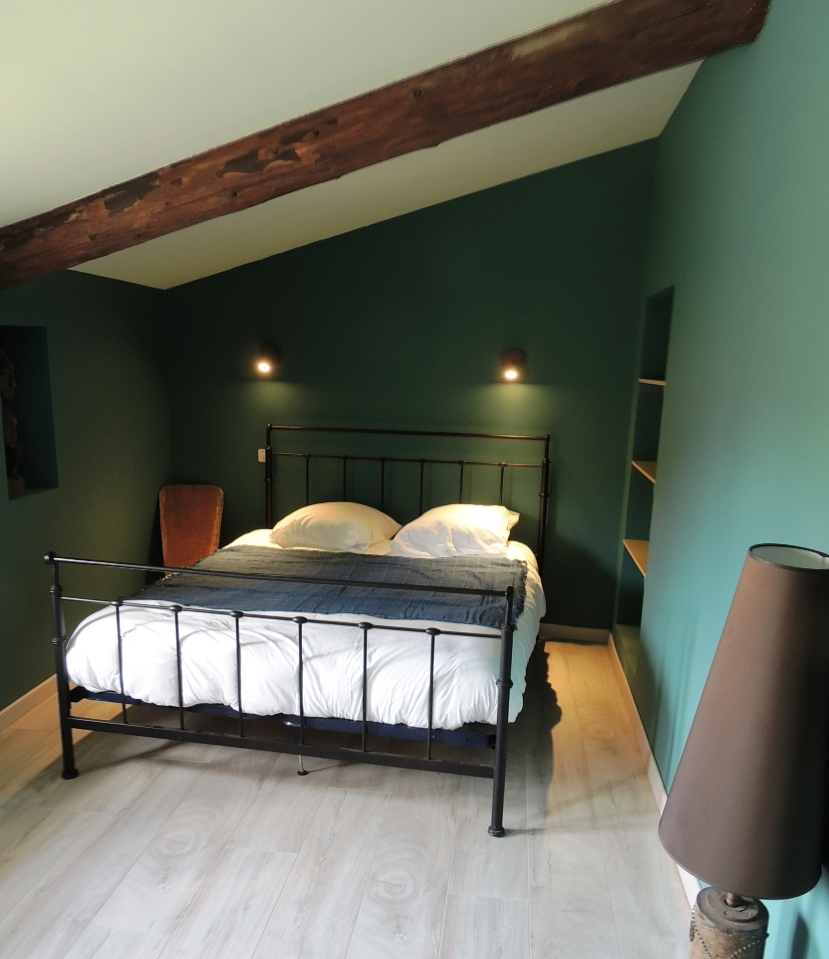Bed and breakfast in Provence Guest room with double bed and modern decor in a property in Provence.
