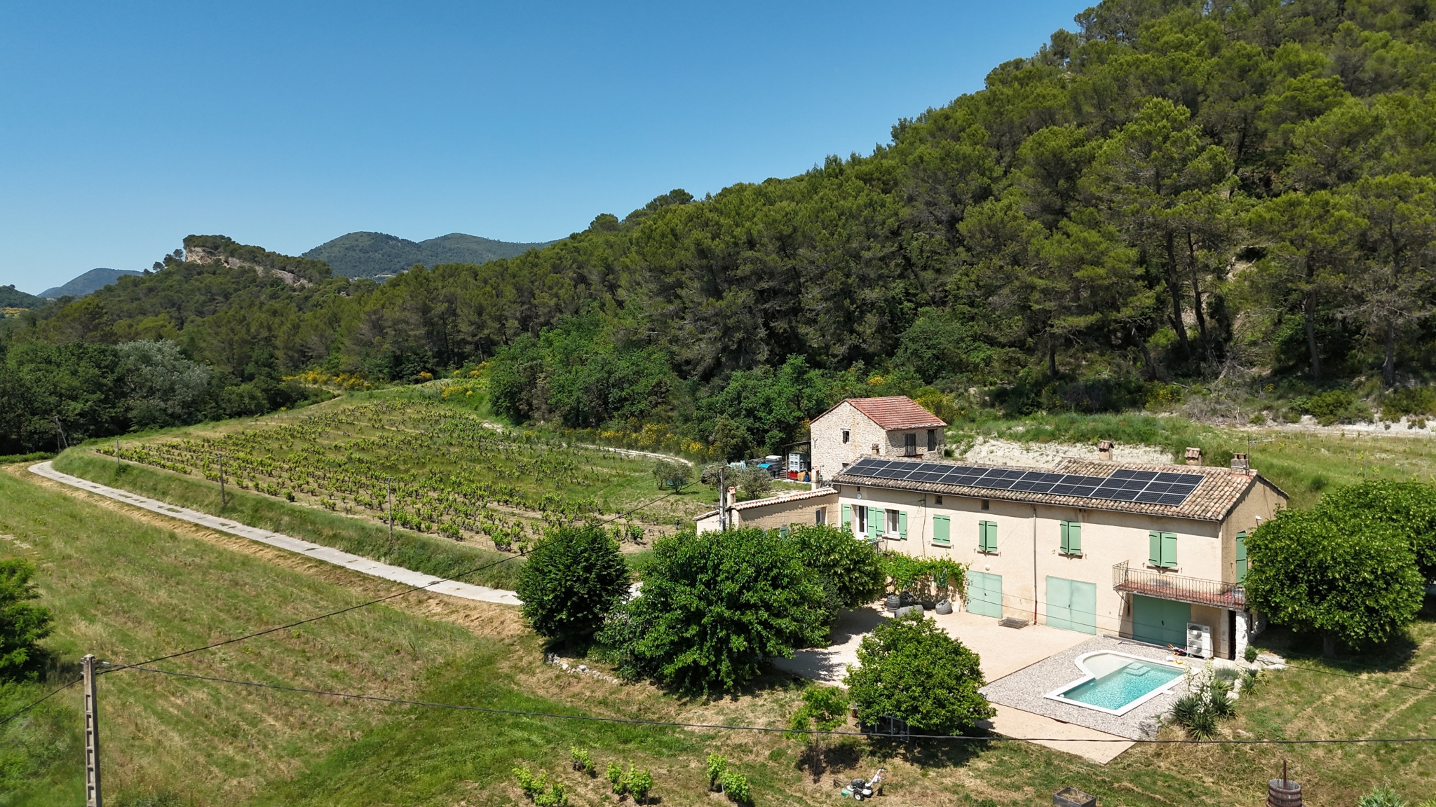 Property in Provence with gîte and swimming pool Property with cottage and swimming pool surrounded by vineyards and hills in Faucon, Provence.