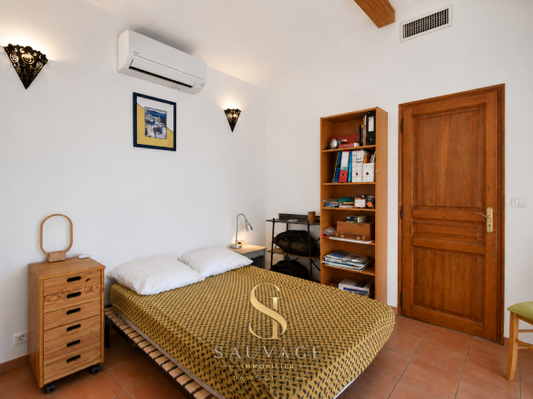 Room with double bed and storage in a family bastide in Draguignan.