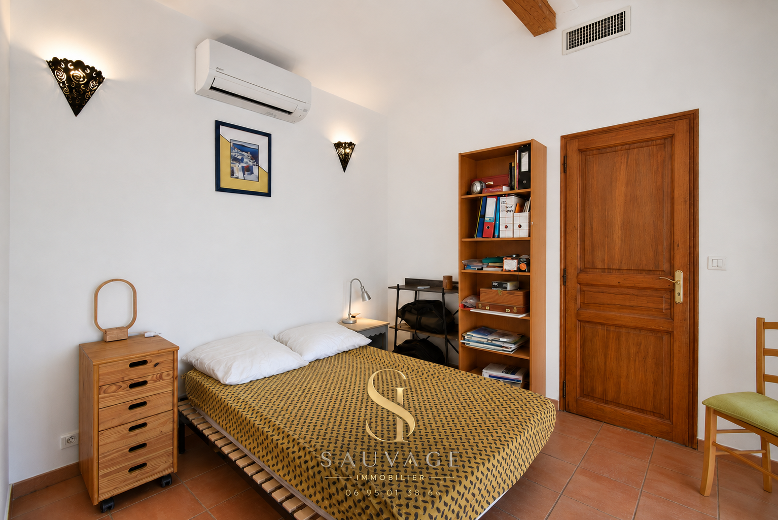 Room with double bed and storage in a family bastide in Draguignan.