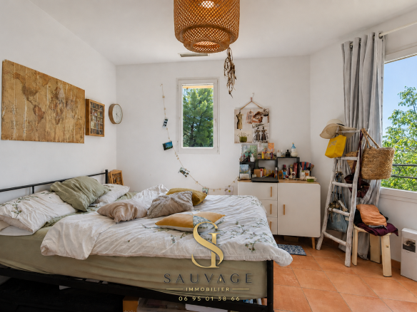 Room in a family country house in Draguignan, with bed and simple decor.
