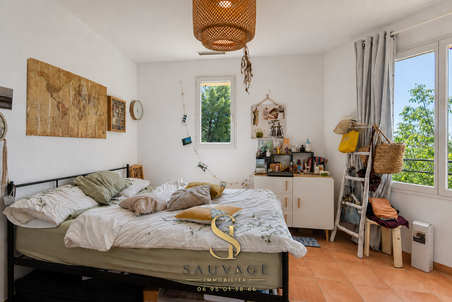 Room in a family country house in Draguignan, with bed and simple decor.