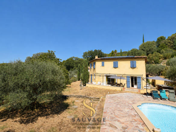 Family country house with swimming pool in Draguignan, overlooking the garden and olive trees.