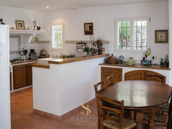 Open kitchen with dining room in a family bastide in Draguignan.