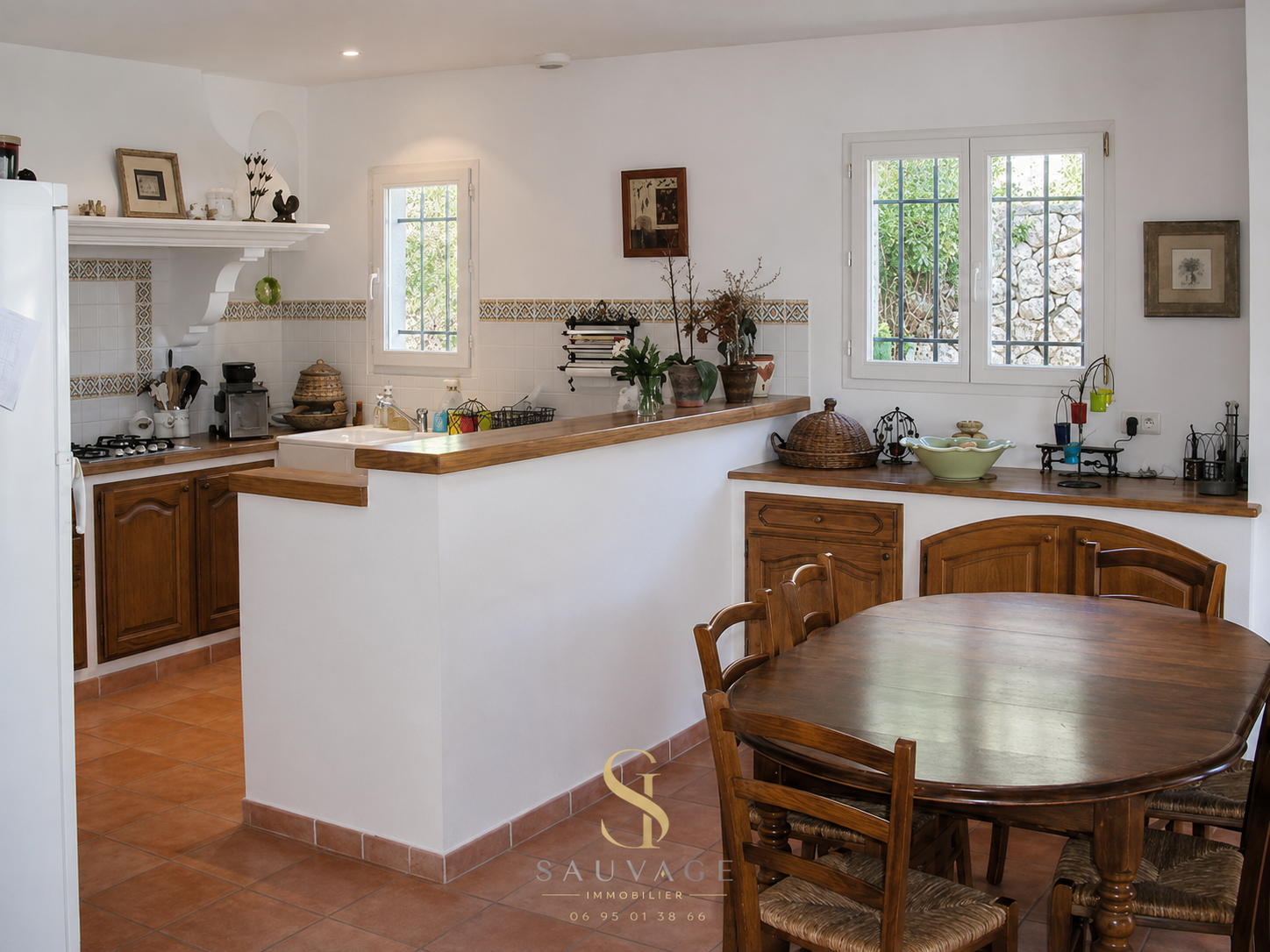 Open kitchen with dining room in a family bastide in Draguignan.