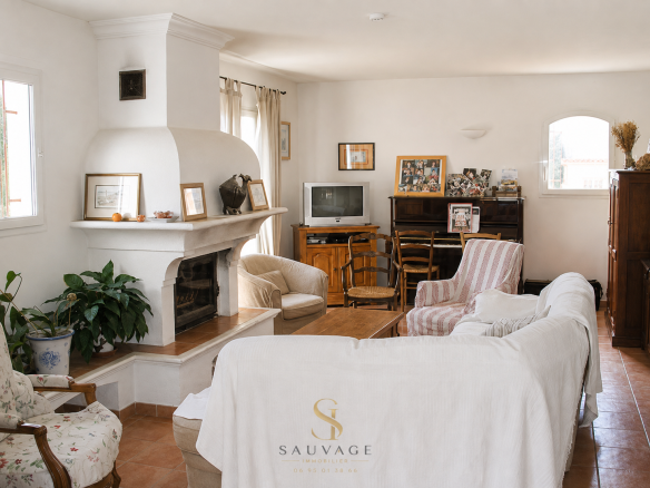 Interior of a family bastide with fireplace and bright living room in Draguignan.