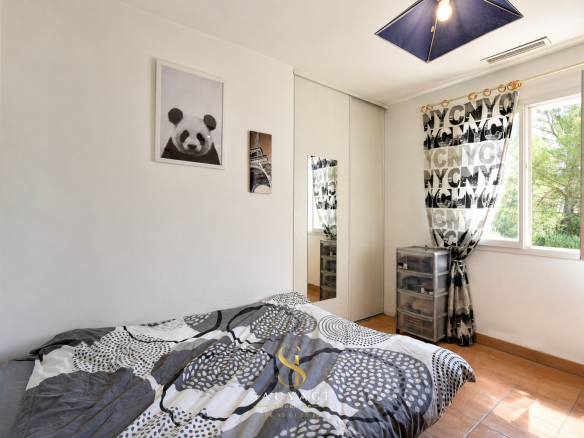 Room in a family country house in Draguignan, with bed and window overlooking the outside.