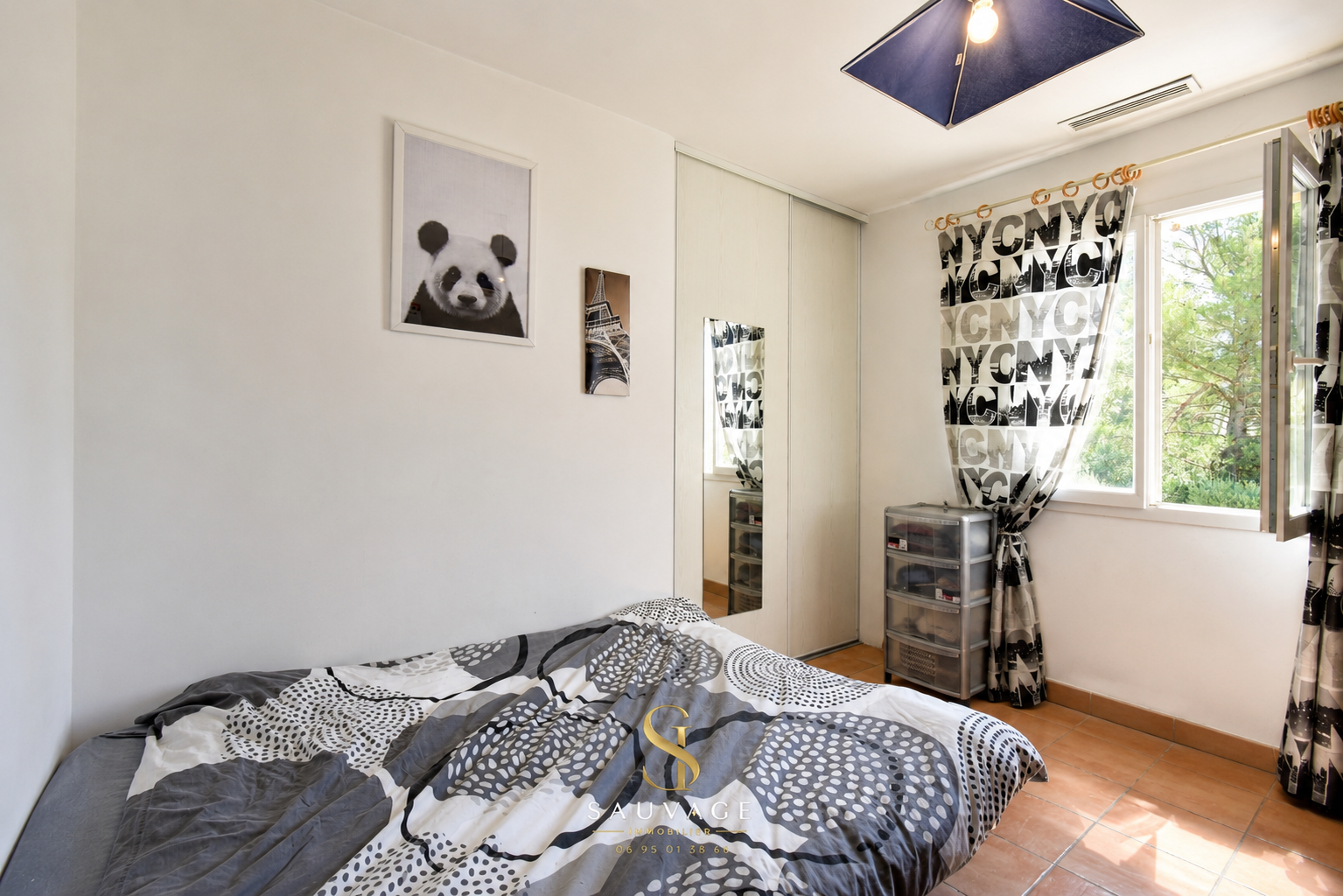 Room in a family country house in Draguignan, with bed and window overlooking the outside.